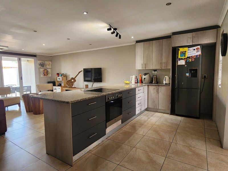 Townhouse For Sale in Bendor - Photo 2