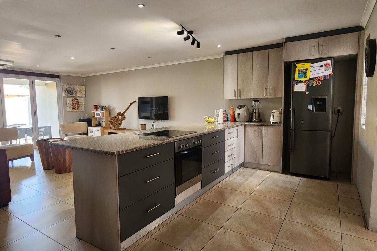 Townhouse For Sale in Bendor - Photo 2