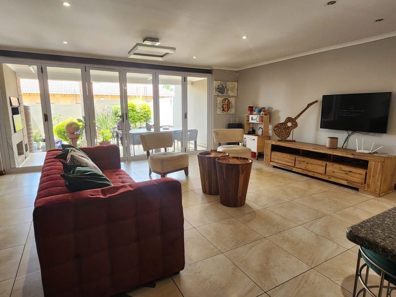 Townhouse For Sale in Bendor - Photo 5