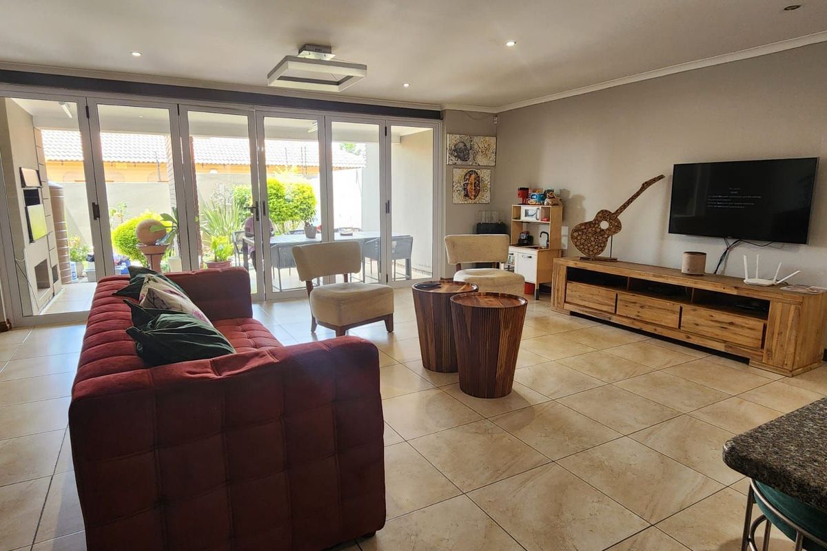 Townhouse For Sale in Bendor - Photo 5