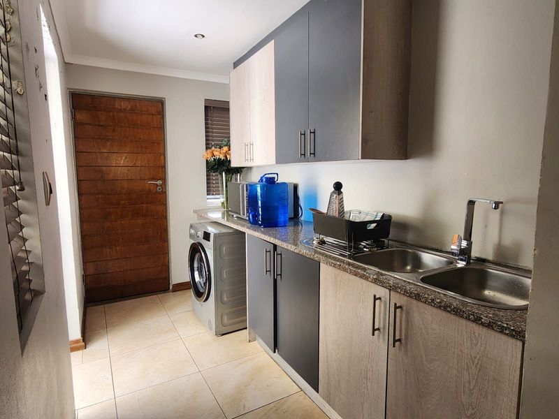 Townhouse For Sale in Bendor - Photo 3