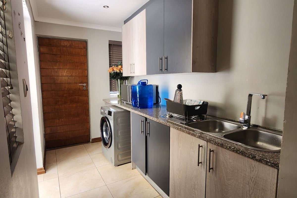 Townhouse For Sale in Bendor - Photo 3