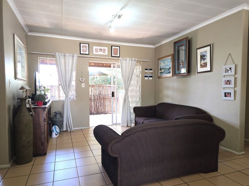 Townhouse For Sale in Zwartkop - Photo 5
