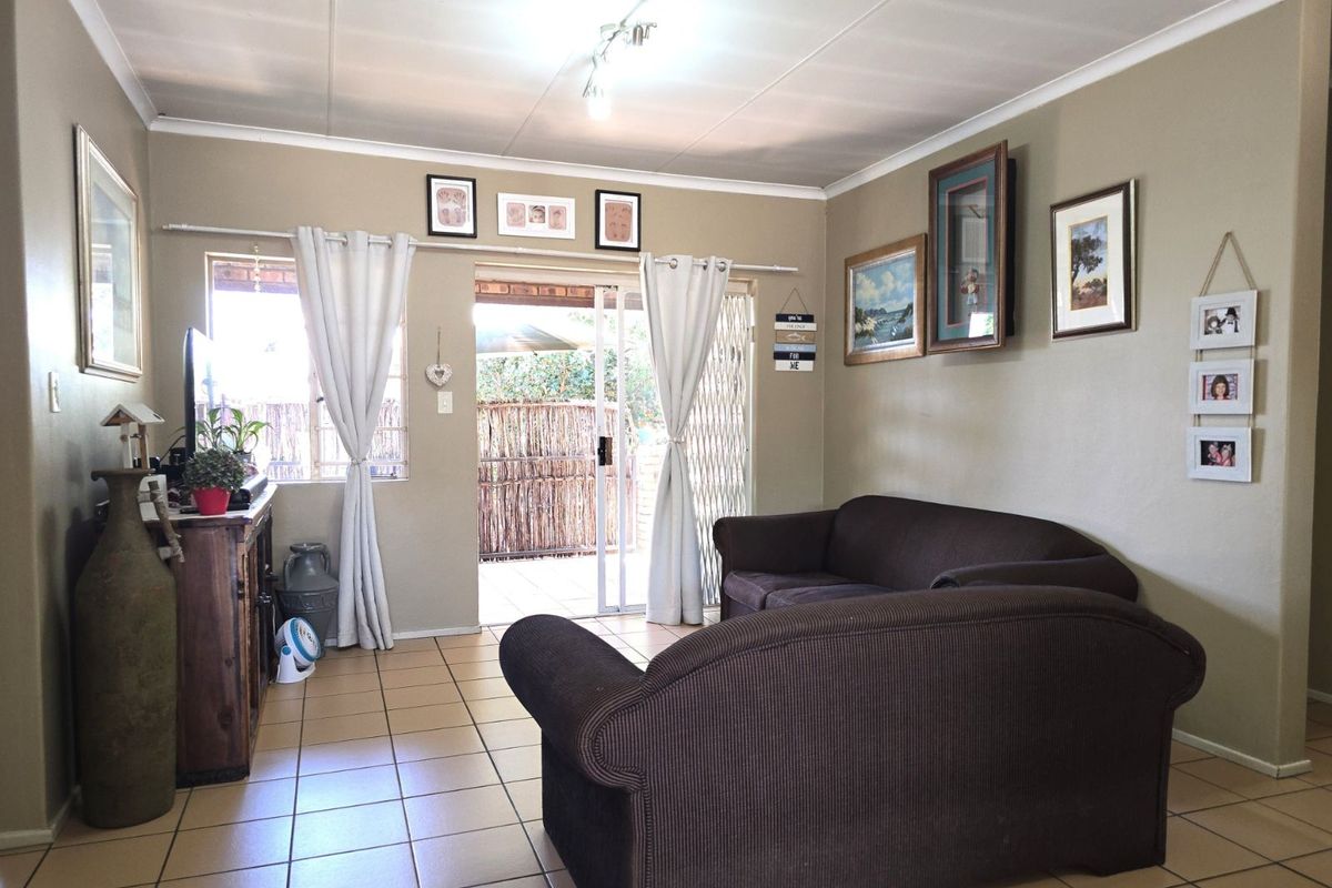 Townhouse For Sale in Zwartkop - Photo 5
