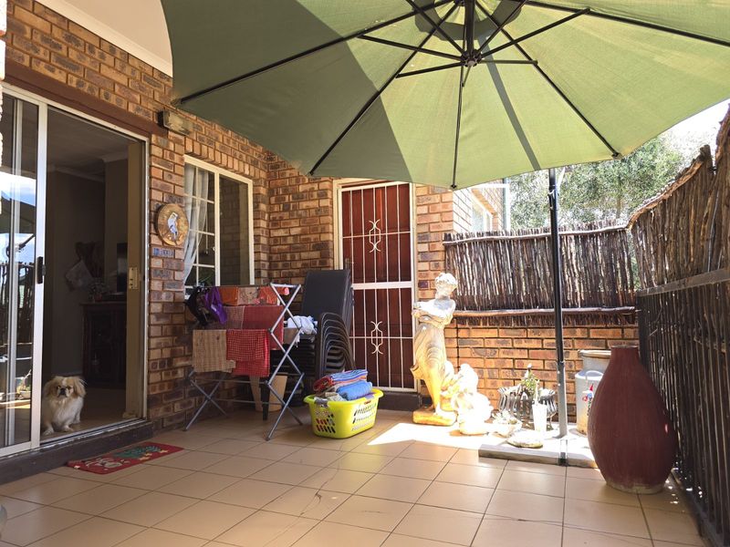 Townhouse For Sale in Zwartkop - Photo 2