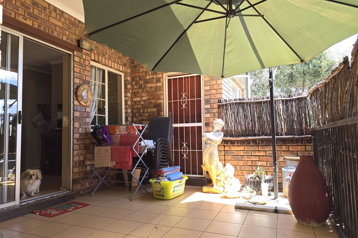 Townhouse For Sale in Zwartkop - Photo 2