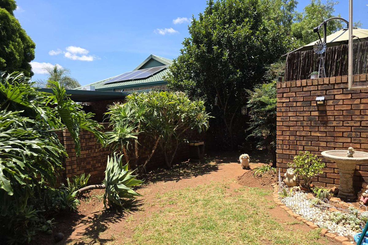 Townhouse For Sale in Zwartkop - Photo 3