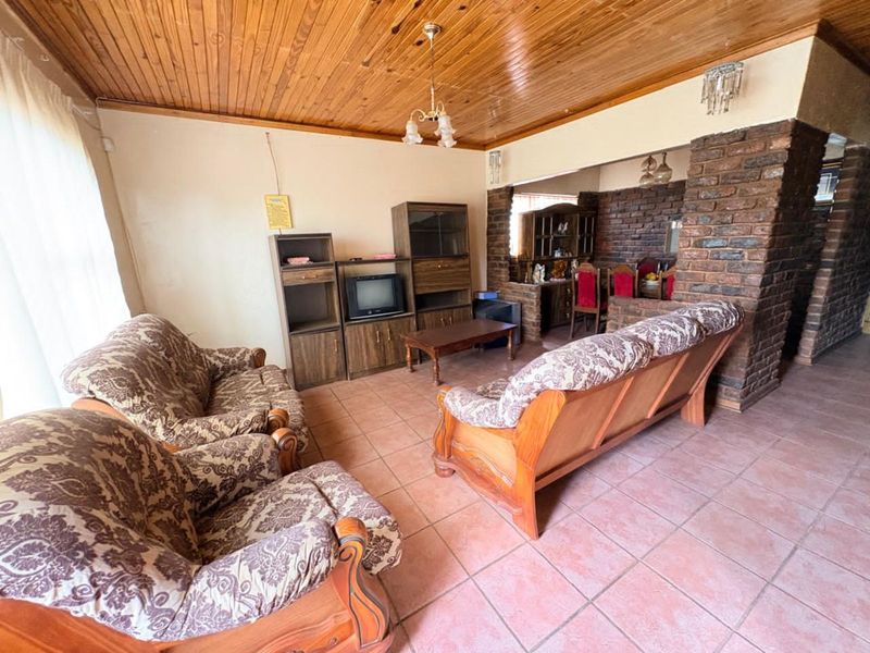 House For Sale in Roodepan - Photo 2