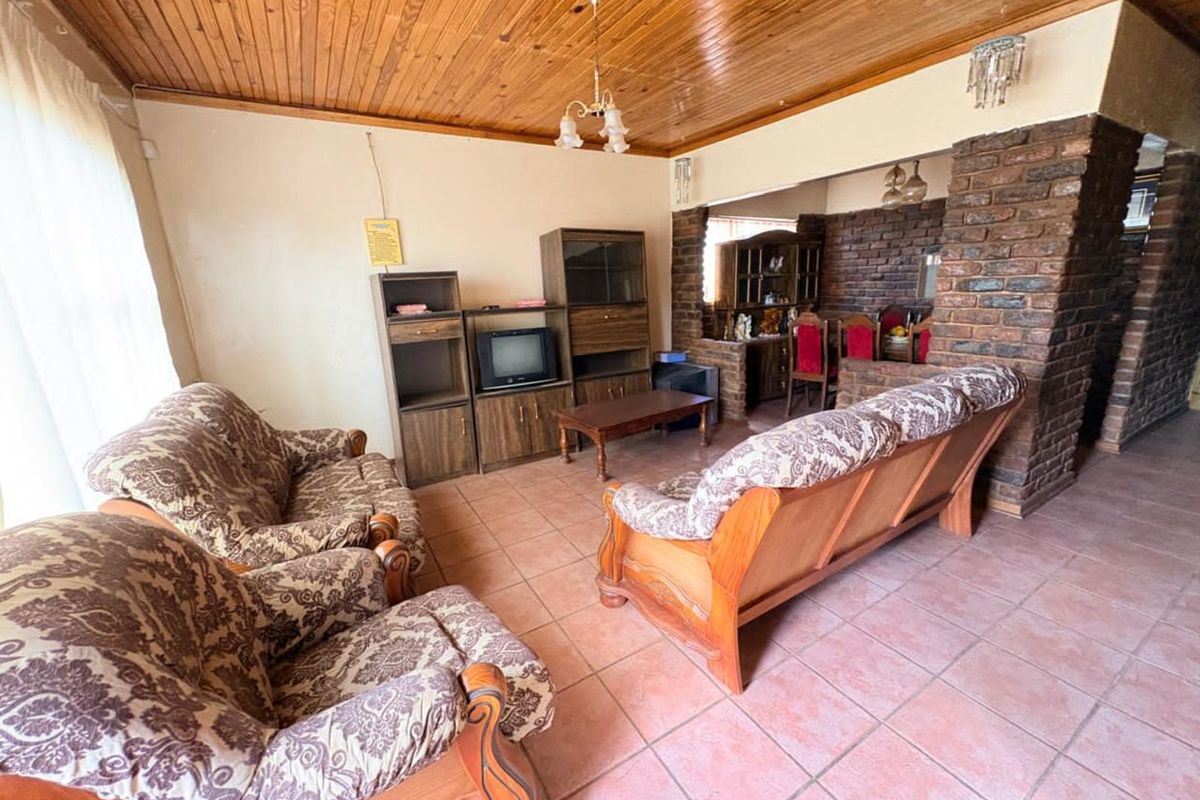 House For Sale in Roodepan - Photo 2