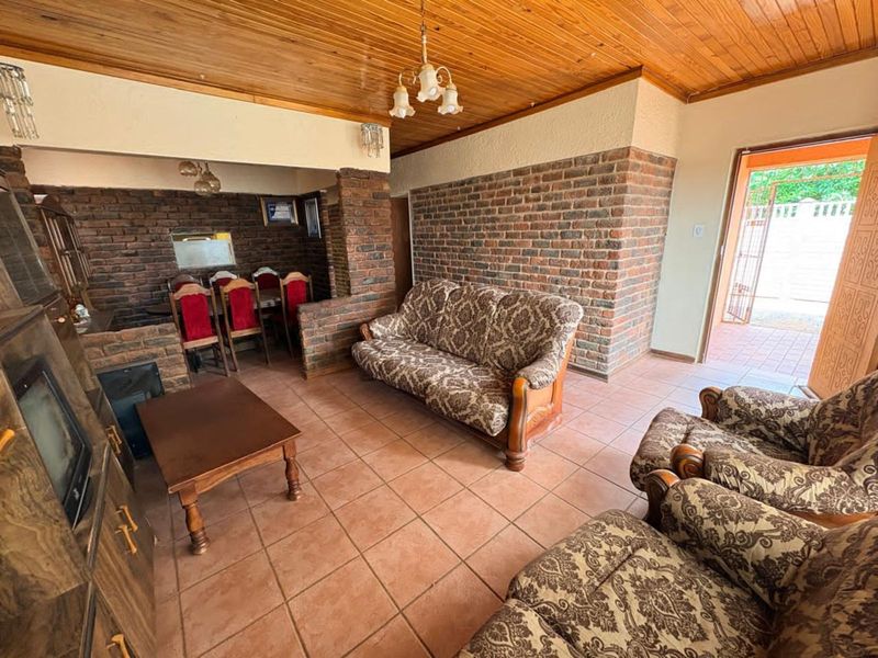 House For Sale in Roodepan - Photo 4