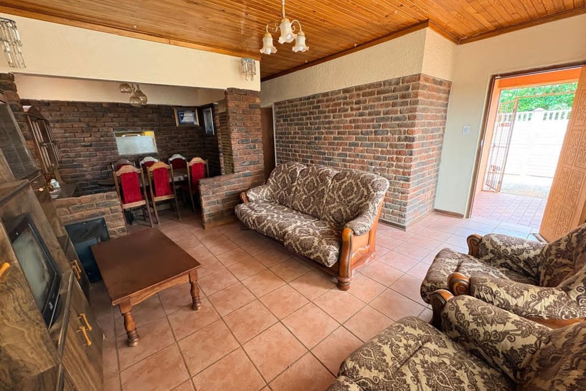 House For Sale in Roodepan - Photo 4