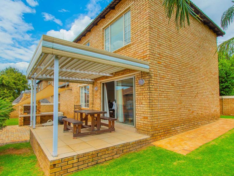 Townhouse For Sale in Willowbrook - Photo 4