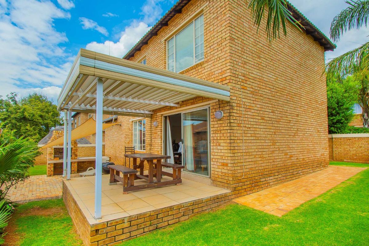 Townhouse For Sale in Willowbrook - Photo 4