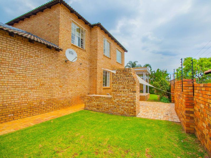 Townhouse For Sale in Willowbrook - Photo 10