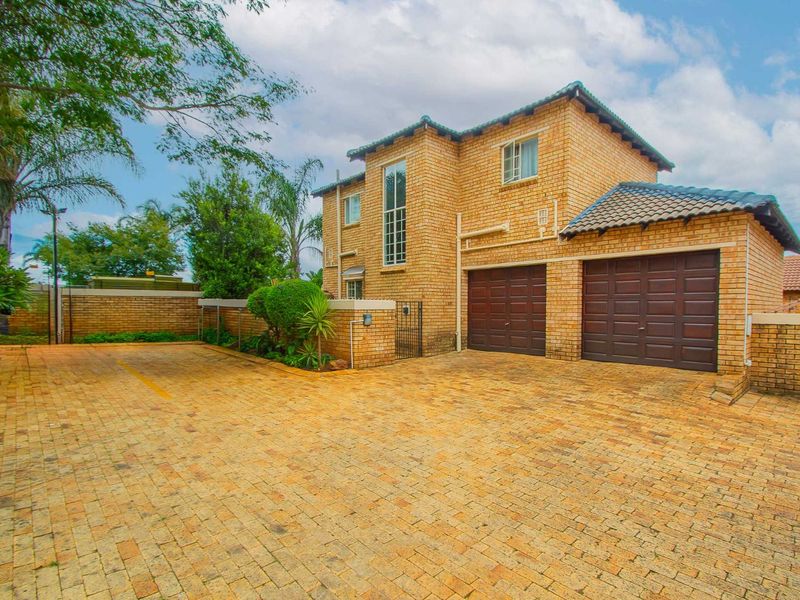 Townhouse For Sale in Willowbrook - Photo 3