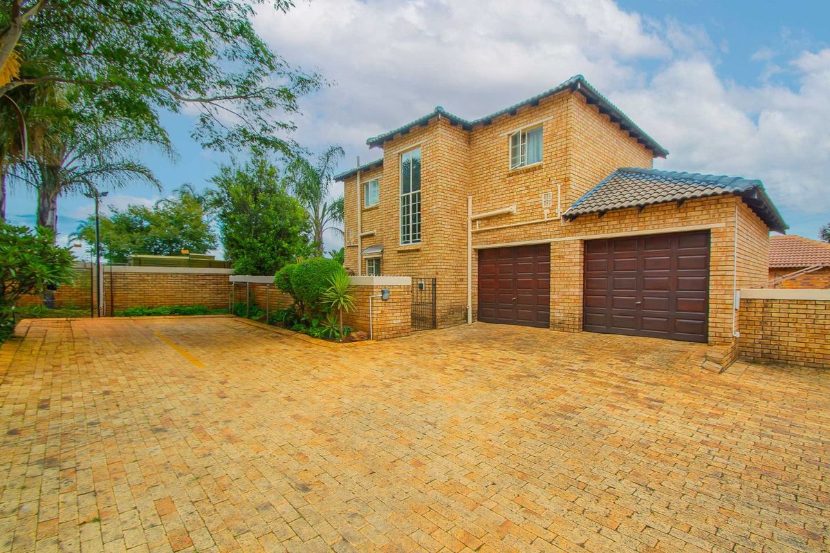 Townhouse For Sale in Willowbrook - Photo 3