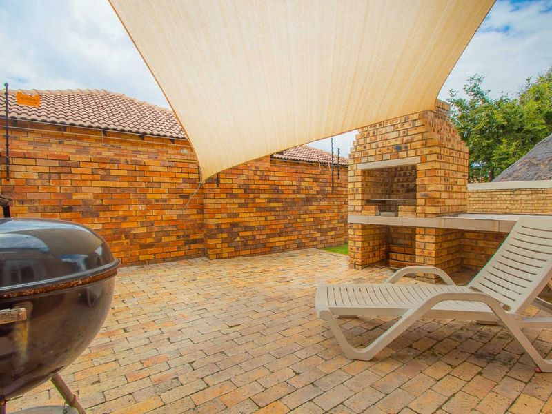 Townhouse For Sale in Willowbrook - Photo 8