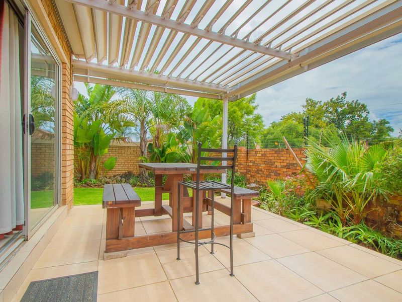 Townhouse For Sale in Willowbrook - Photo 7