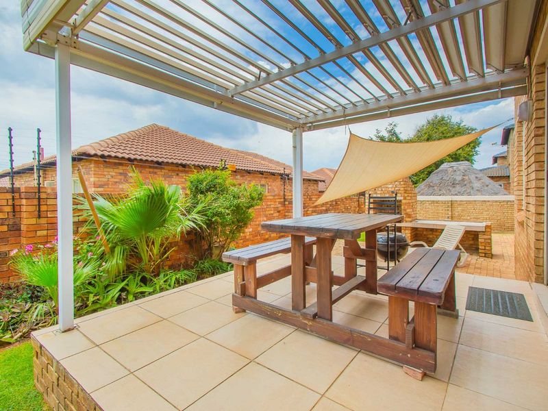 Townhouse For Sale in Willowbrook - Photo 6