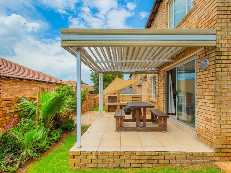 Townhouse For Sale in Willowbrook - Photo 5