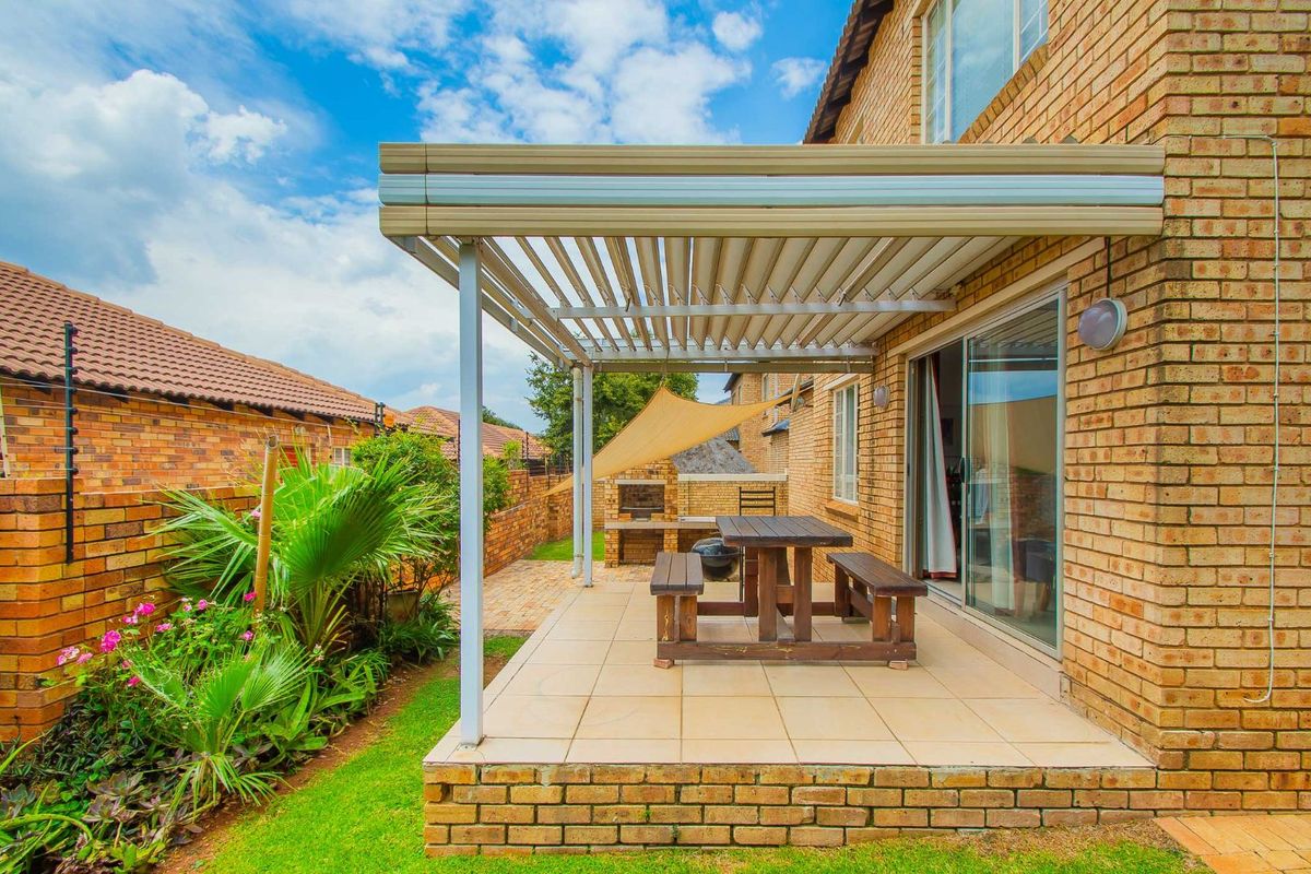 Townhouse For Sale in Willowbrook - Photo 5