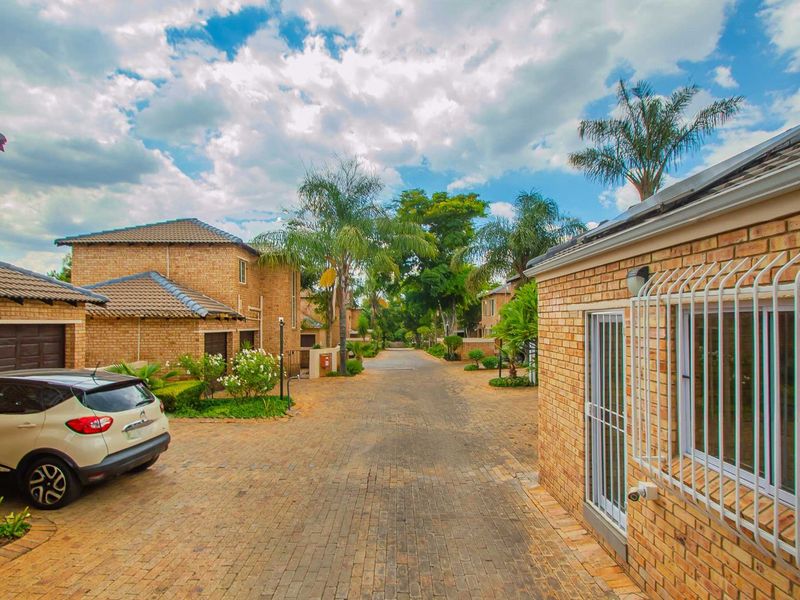 Townhouse For Sale in Willowbrook - Photo 2