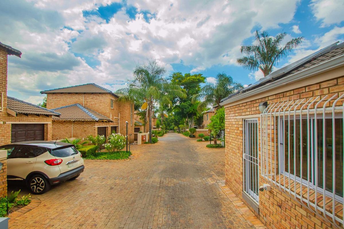 Townhouse For Sale in Willowbrook - Photo 2