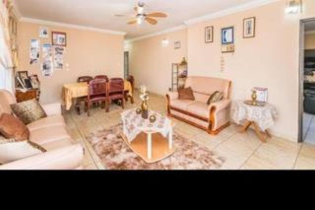 House For Sale in Roodepoort North - Photo 2