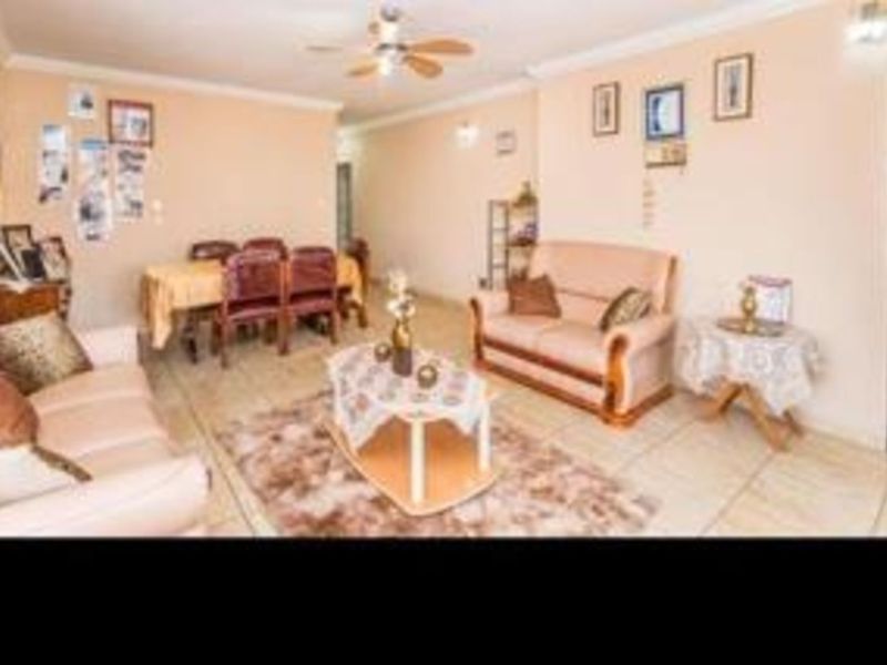 House For Sale in Roodepoort North - Photo 2
