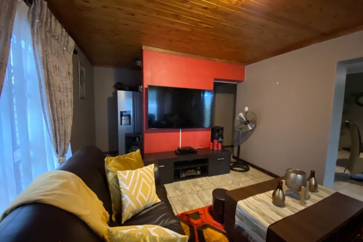 House For Sale in New Park - Photo 3