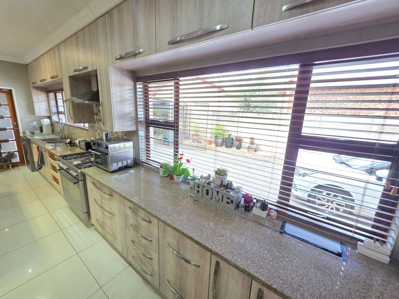 House For Sale in Hadison Park - Photo 6