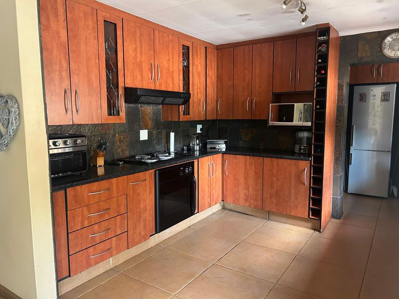 House For Sale in Wierda Park - Photo 4