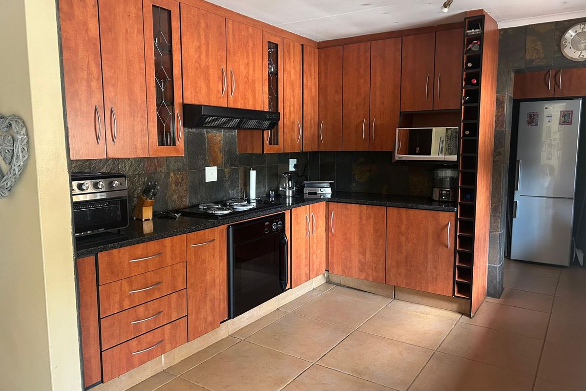 House For Sale in Wierda Park - Photo 4