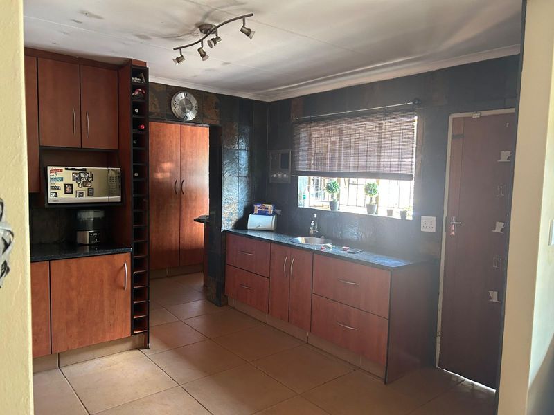 House For Sale in Wierda Park - Photo 5