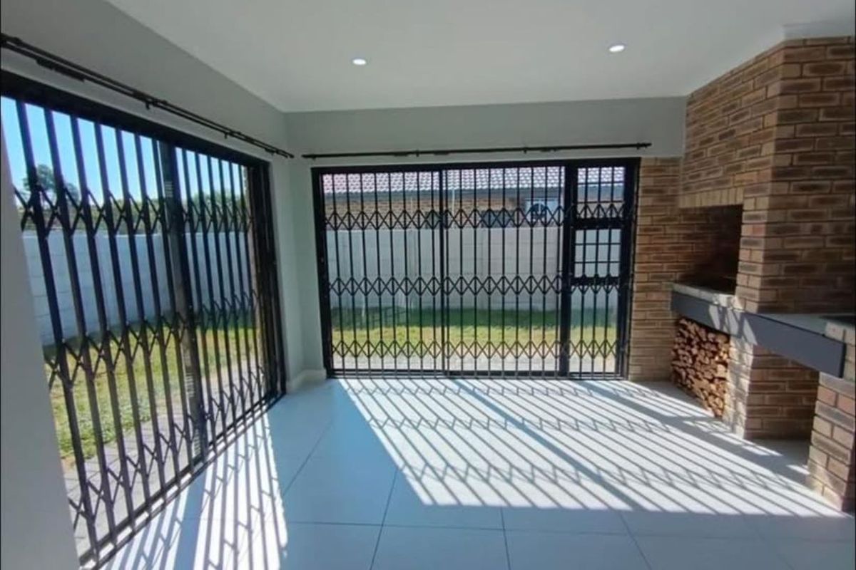 House For Sale in Fairview - Photo 3