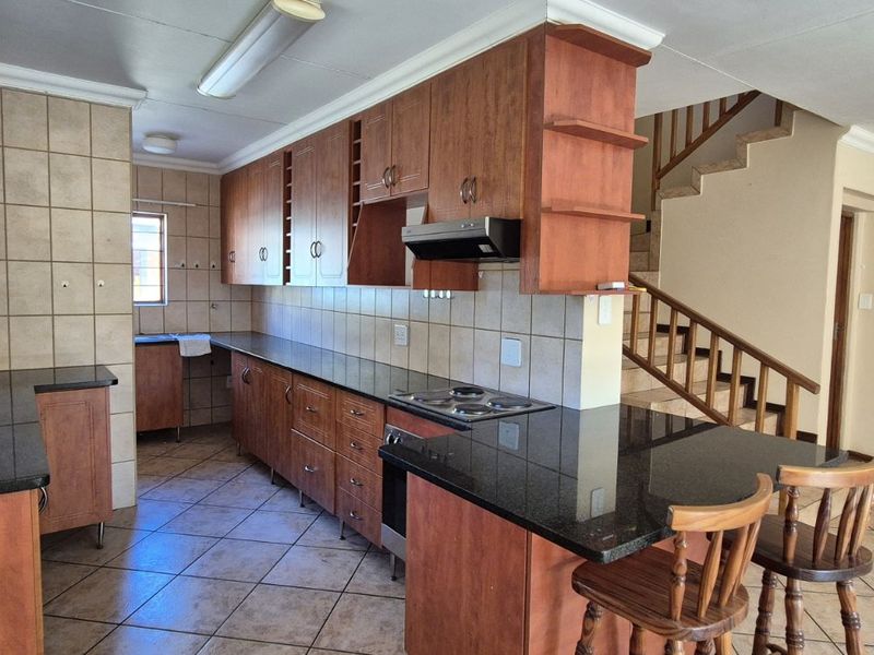 Townhouse For Sale in Lydenburg Central - Photo 10