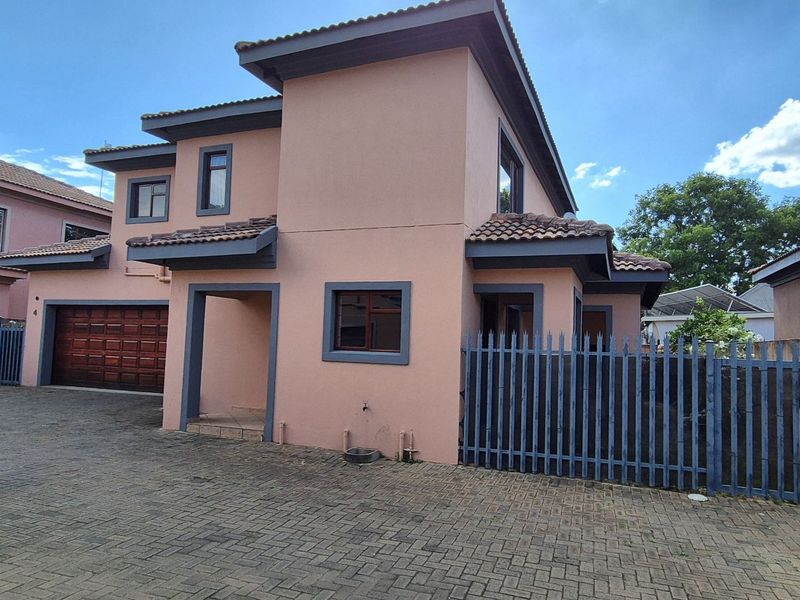 Townhouse For Sale in Lydenburg Central - Photo 2