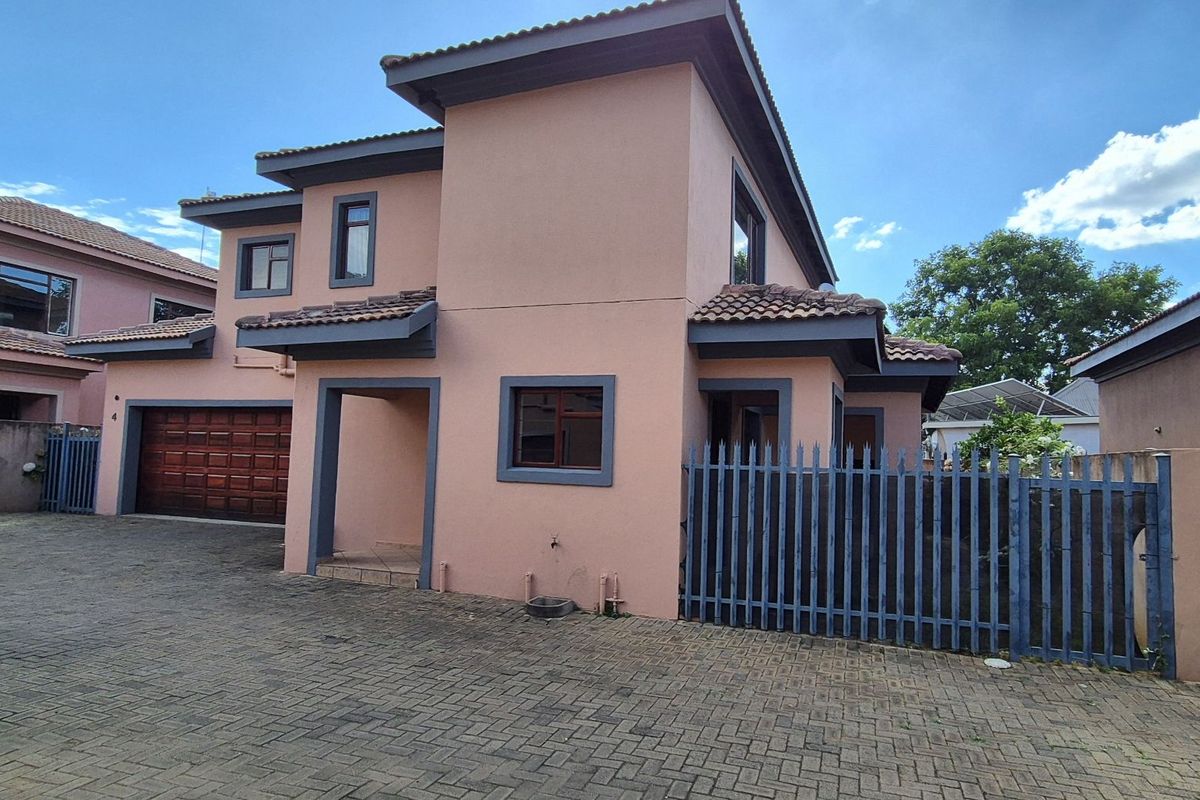 Townhouse For Sale in Lydenburg Central - Photo 2