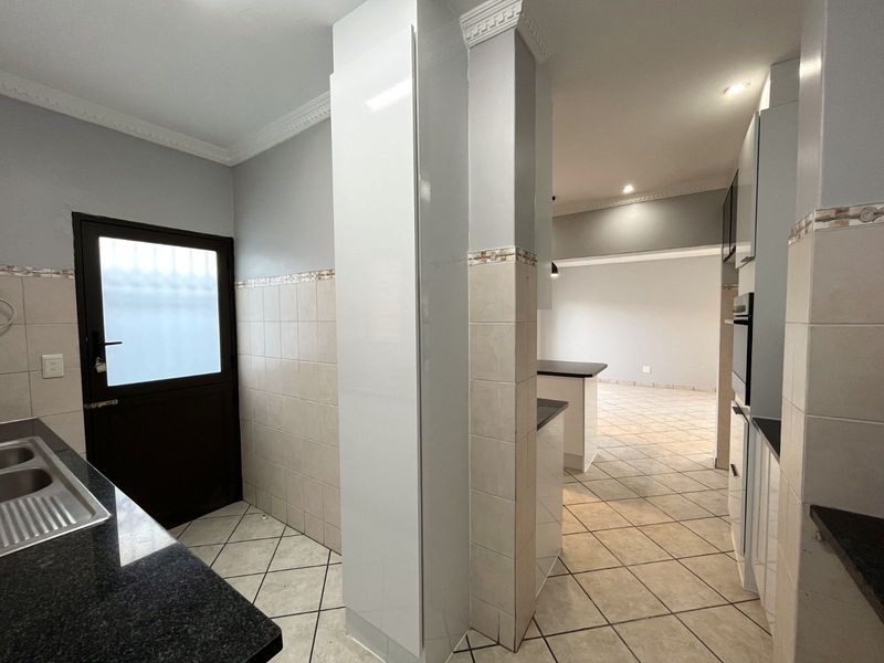 House To Rent in Faerie Glen - Photo 9