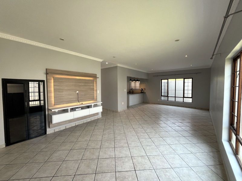 House To Rent in Faerie Glen - Photo 5