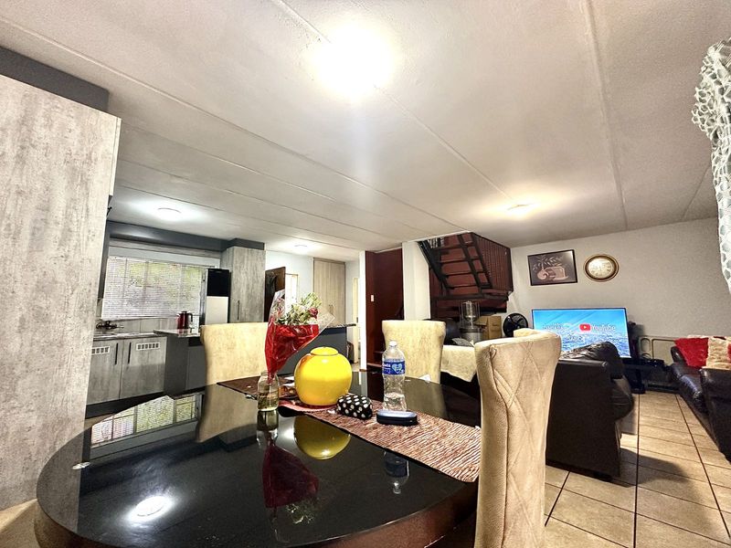 Townhouse For Sale in Annlin - Photo 1