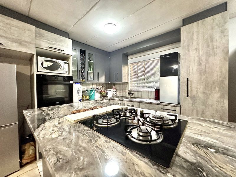 Townhouse For Sale in Annlin - Photo 10