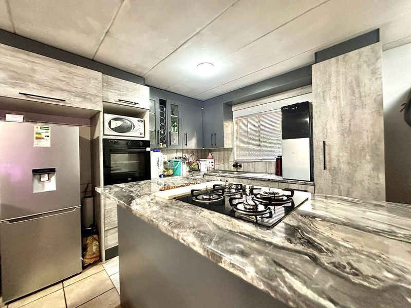 Townhouse For Sale in Annlin - Photo 9