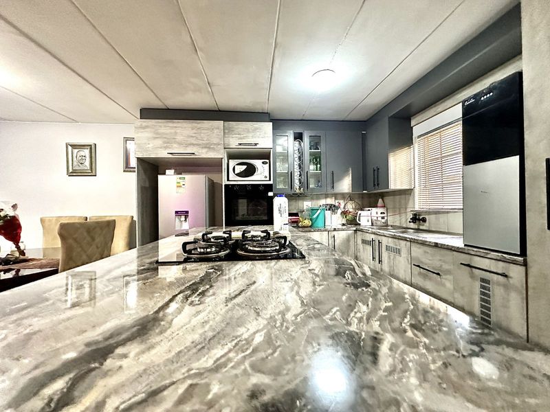 Townhouse For Sale in Annlin - Photo 8