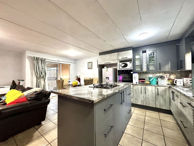 Townhouse For Sale in Annlin - Photo 7