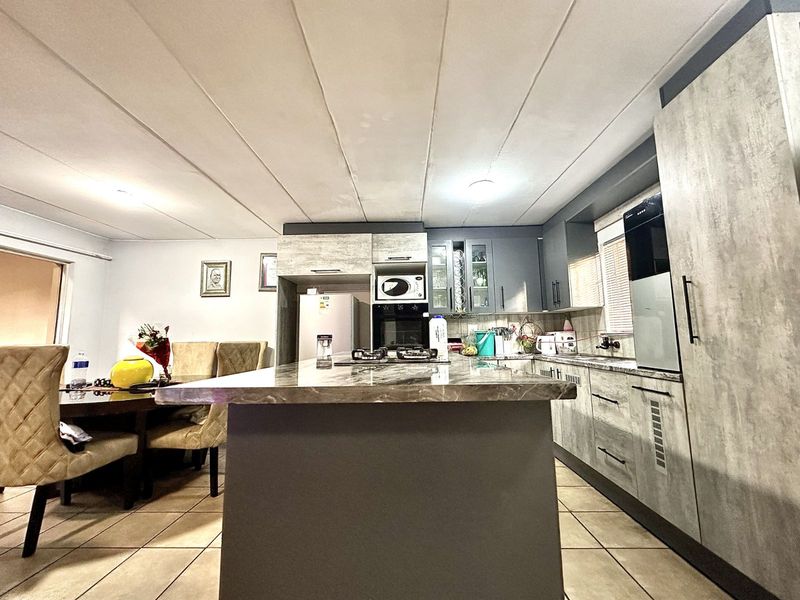 Townhouse For Sale in Annlin - Photo 6