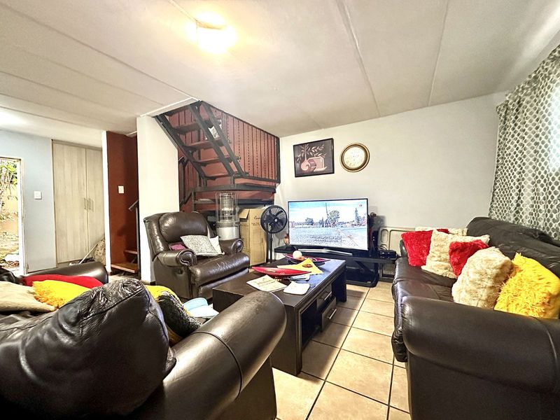 Townhouse For Sale in Annlin - Photo 3