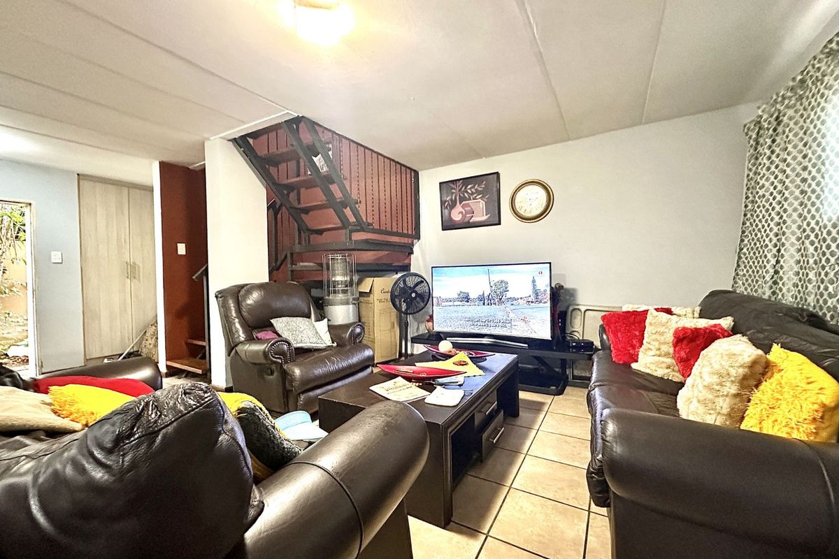 Townhouse For Sale in Annlin - Photo 3