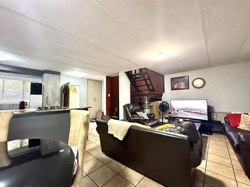 Townhouse For Sale in Annlin - Photo 2