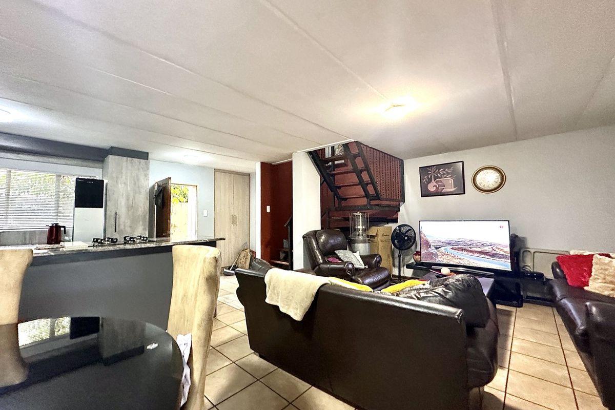 Townhouse For Sale in Annlin - Photo 2